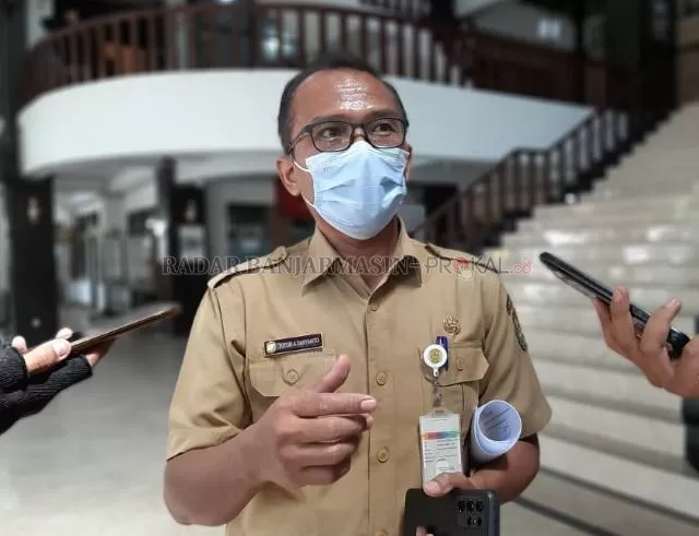 KLARIFIKASI: Kepala Dinas Pendidikan Banjarmasin, Totok Agus Daryanto memberikan keterangan pers di Balai Kota, belum lama ini. | FOTO: WAHYU RAMADHAN/RADAR BANJARMASIN
