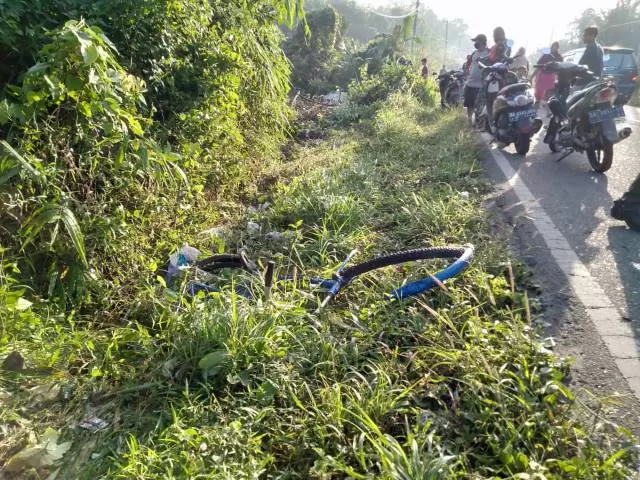 KECELAKAAN: Kondisi sepeda sang kakek BI. Ia tewas seketika karena ditabrak mobil dari belakang di kawasan Desa Kembang Kuning, Kecamatan Haruai, Tabalong.