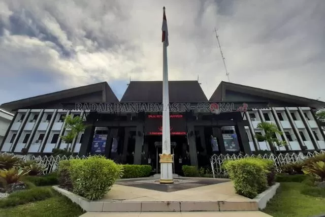 KANTOR WALI KOTA: Sesuai instruksi MenPAN-RB, apel bendera di Balai Kota Banjarmasin kembali diadakan sejak 1 Juli lalu. | FOTO: WAHYU RAMADHAN/RADAR BANJARMASIN