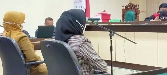 JADI SAKSI:Lailan Insyiroh mantan istri terdakwa pakai kerudung hitam, disampingnya Inspektur Kabupaten Banjar, Kencanawati