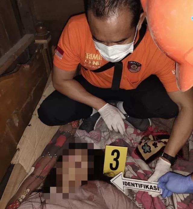 OLAH TKP : Tim Inafis Polres Tabalong ketika menyelidiki kasus pembunuhan di Desa Takulat, Kecamatan Tanjung, Selasa (6/7)