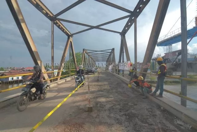DITUTUP: Jembatan lama di atas Sungai Alalak ini akan dibongkar. Untuk merampungkan proyek jembatan baru di sampingnya. | FOTO: WAHYU RAMADHAN/RADAR BANJARMASIN