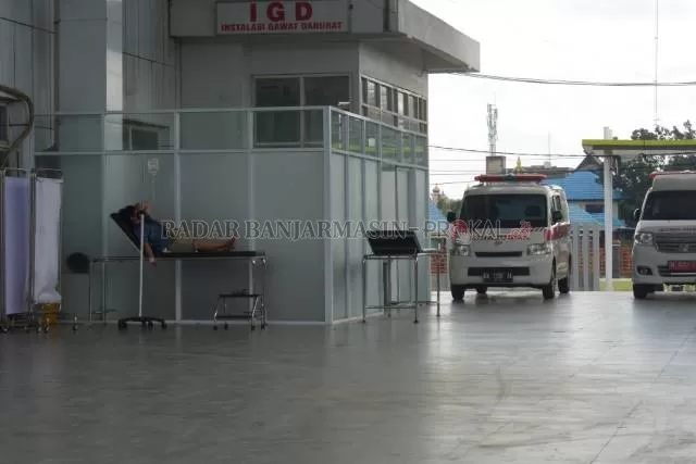 DI LUAR IGD: Inilah suasana pintu masuk IGD RSUD Sultan Suriansyah di Jalan Rantauan Darat, kemarin (7/7) siang. Rumah sakit di Banjarmasin harus bersiap menghadapi lonjakan kasus covid. | FOTO: WAHYU RAMADHAN/RADAR BANJARMASIN