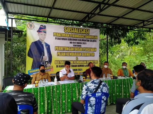 SOSIALISASI: Pertemuan wargaDesa Serongga, Kelumpang Hilir, Kotabaru dengan anggota Komisi I DPRD Kalsel.