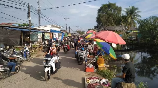 MASIH BERJUALAN: Sebagian pedagang masih nekat berjualan di pinggir jalan Desa Semangat Dalam. | Foto: Bayu for Radar Banjarmasin.