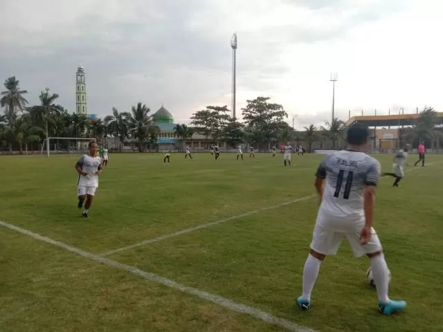 SERU: Tim sepak bola Dispora Kalsel mengalahkan tim sepak bola PWI Kalsel dengan skor 2-0 untuk menandai peresmian fasilitas baru Lapangan SKB Mulawarman, Rabu (7/7) petang.