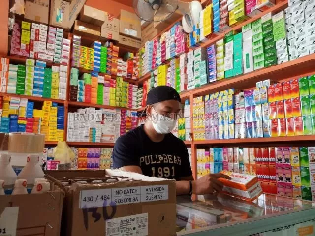 PERMINTAAN MENINGKAT: Salah satu pedagang obat dan alat kesehatan di pusat pertokoan Pasar Niaga Banjarmasin. Sejak banyaknya kasus, permintaan obat dan vitamin meningkat.  | FOTO: M OSCAR FRABY/RADAR BANJARMASIN