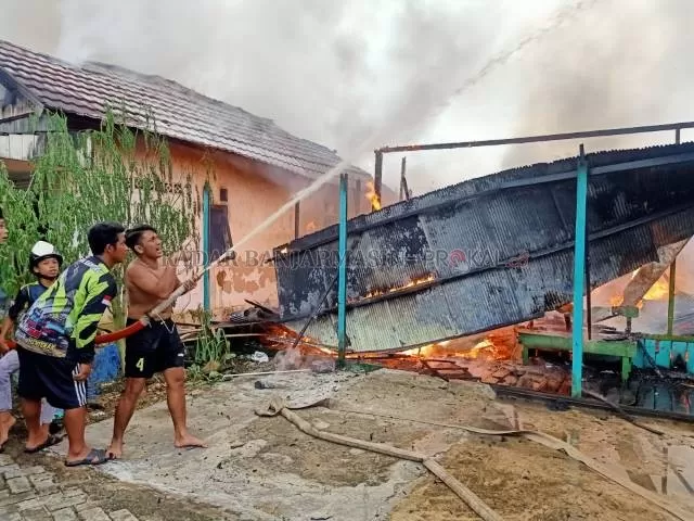 PADAMKAN: Anggota Barisan Pemadam Kebakaran (BPK) Kabupaten Tapin coba memadamkan api yang menghanguskan 5 buah rumah di Kelurahan Rantau Kiwa RT 8 Kecamatan Tapin Utara. | Foto: Rasidi Fadli