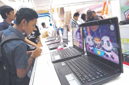 MENINGKAT: Penjualan laptop mulai meningkat jelang tahun ajaran baru Juli 2021.