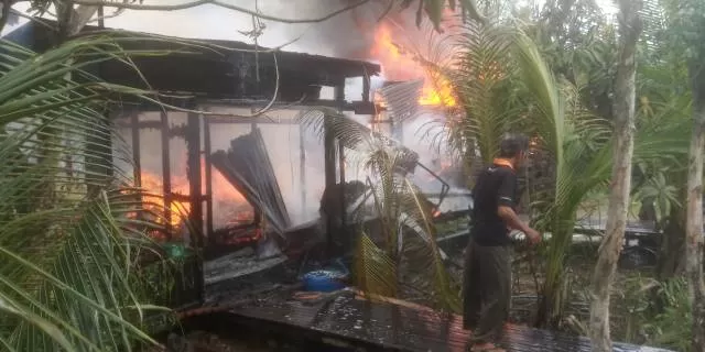 HANGUS: Gudang H Alan di Tabunganen ludes terbakar akibat korsleting listrik. | Foto: Humas Polres for Radar Banjarmasin.