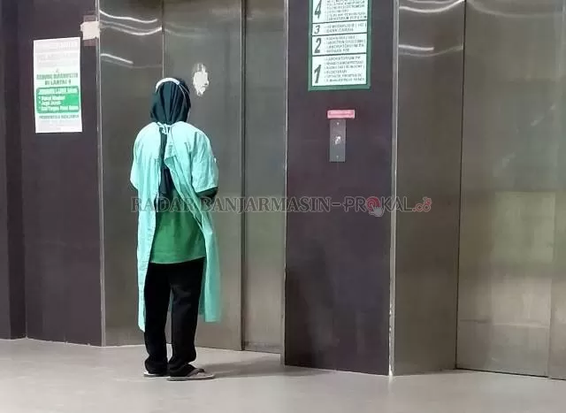 MENUNGGU: Nakes menunggu lift di Rumah Sakit UIin terbuka. Saat ini, Banjarmasin sedang bersiap menghadapi lonjakan kasus covid. | FOTO: ENDANG SYARIFUDDIN/RADAR BANJARMASIN