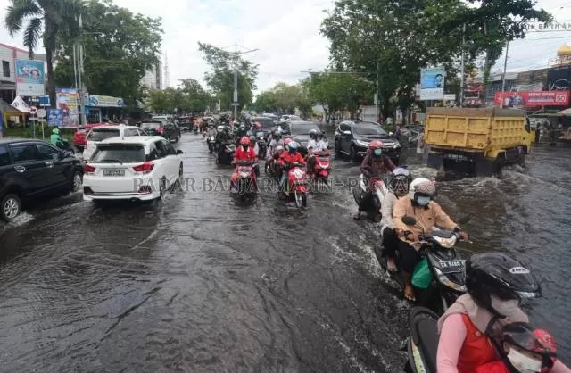 TERGENANG: Jalan Ahmad Yani terendam saat banjir melanda Banjarmasin, Januari lalu. | FOTO: DOKUMEN RADAR BANJARMASIN