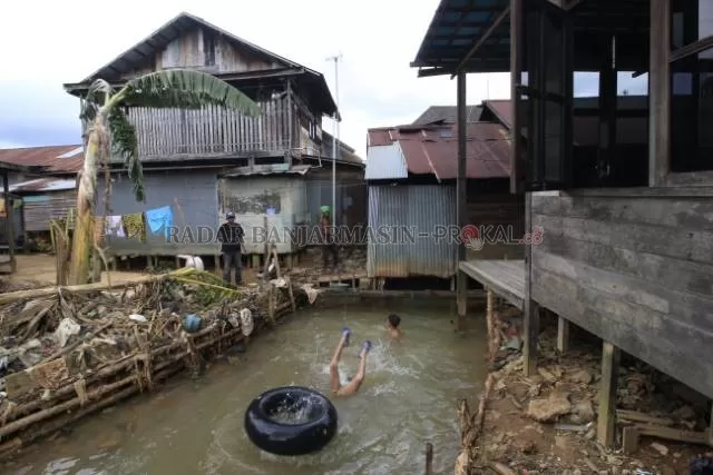 PINGGIRAN KOTA: Kecamatan Cempaka Banjarbaru masih menjadi kawasan kumuh terluas di Banjarbaru. Di kawasan ini juga terdapat ribuan Rumah Tidak Layak Huni (RTLH). | Foto: Muhammad Rifani/Radar Banjarmasin