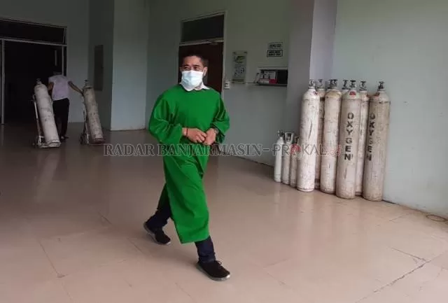SIMPANAN OKSIGEN: Stok tabung oksigen ukuran 6 meter kubik di rumah sakit pemko, RSUD Sultan Suriansyah di Jalan Rantauan Darat. | FOTO: WAHYU RAMADHAN/RADAR BANJARMASIN