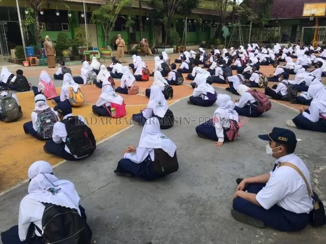 HARI PERTAMA: Para siswa baru di SMPN 7 Banjarmasin melakukan MPLS menandai dimulainya tahun ajaran baru, kemarin. | FOTO: OSCAR FARABIY/RADAR BANJARMASIN