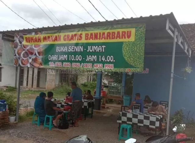 PEDULI SESAMA: Suasana rumah makan gratis yang dibuka setiap hari oleh Fahrizal di Kompleks Citra Palam Permai, Jalan Karang Rejo, Kelurahan Guntung Manggis, Kota Banjarbaru, kemarin. | FOTO: SUTRISNO/RADAR BANJARMASIN