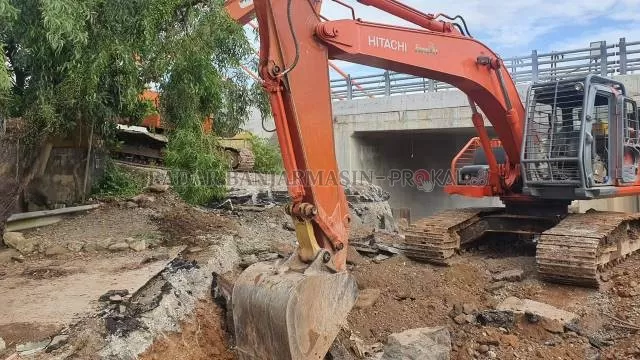 TERUS DIKEBUT: Pembongkaran Jembatan Alalak 1 terus dikebut. Harus tuntas sebelum 15 September mendatang. | FOTO: OSCAR FARABIY/RADAR BANJARMASIN