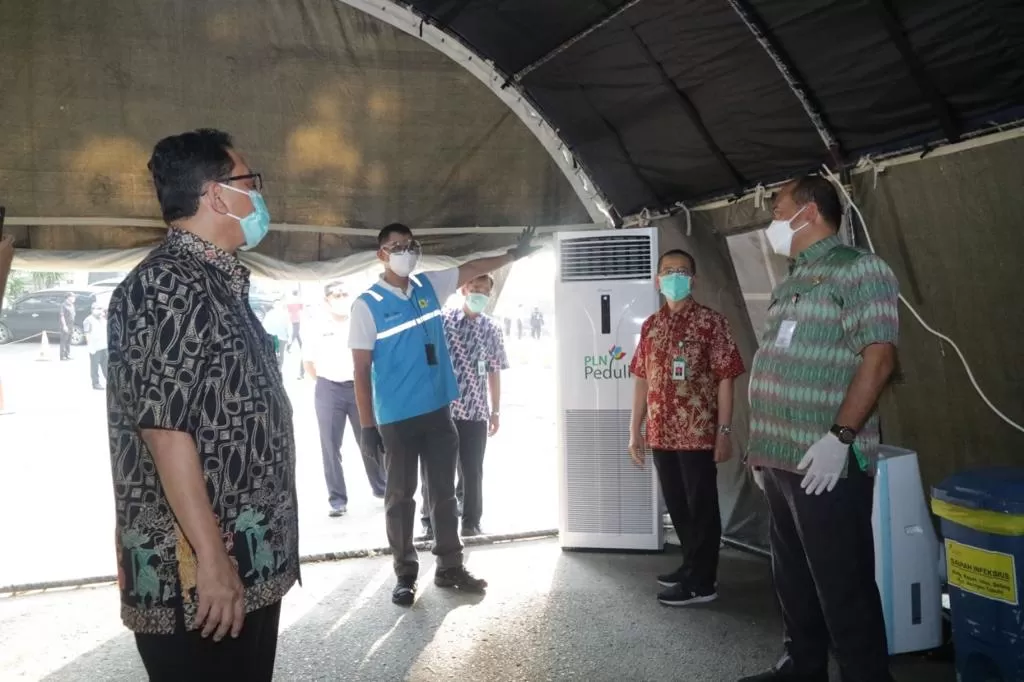 BANTUAN: PT PLN (Persero) menyerahkan bantuan senilai Rp 1,69 miliar ke sejumlah rumah sakit di Jawa Tengah. | FOTO: PLN FOR RADAR BANJARMASIN