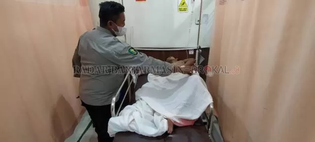 MASIH DIRAWAT: Setelah dua kali ditembak polisi, pelaku sedang ditangani tim medis Rumah Sakit Bhayangkara. | FOTO: MAULANA/RADAR BANJARMASIN