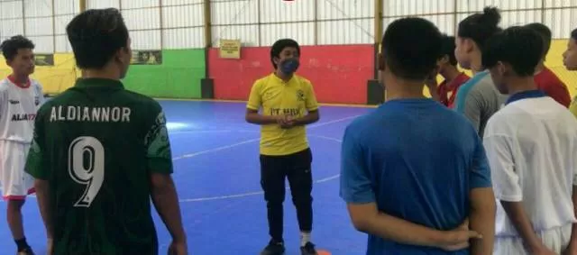 INSTRUKSI: Wahyu Ramadhan memberikan koreksi terhadap hasil latihan para pemainnya di Lapangan Menara Futsal Banjarmasin.