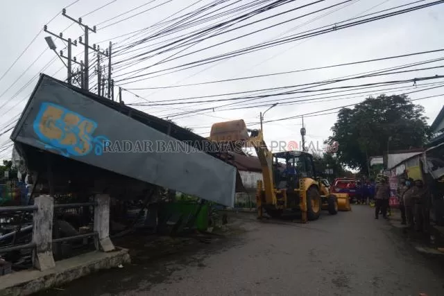 GANGGU SUNGAI: Pembongkaran bangunan di atas sungai, Jalan Pandu, Banjarmasin Timur, awal tahun tadi seusai banjir melanda.