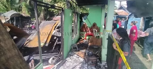 MUSIBAH: Empat rumah habis terbakar. Tiga lainnya menderita kerusakan ringan. Dugaan sementara, kebakaran dipicu arus pendek listrik. | FOTO: MAULANA/RADAR BANJARMASIN