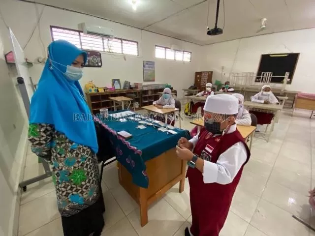 GEMBIRA: Siswa SDIT Ukhuwah Banjarmasin melakukan pembelajaran tatap muka dengan menerapkan protokol kesehatan secara ketat.