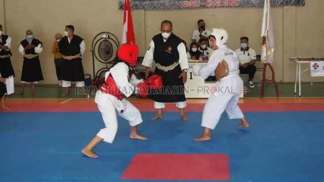 PARTAI AKHIR: Pertandingan final randori putri kelas 5O kilogram antara Sofi asal Banjarmasin (kiri) melawan Nazwa asal Kabupaten Tala.