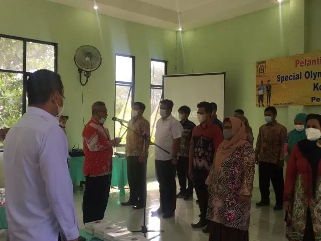 PELANTIKAN: Pengurus baru SOIna Banjarbaru dilantik di SLB-C Pembina Liang Anggang.