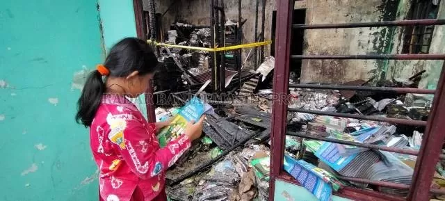 AYO MEMBACA: Anak-anak sekitar menyelamatkan buku yang belum hangus terbakar dari gudang di Jalan HKSN tersebut. | FOTO MAULANA/RADAR BANJARMASIN