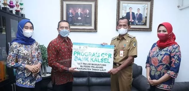 BERMANFAAT: Bupati Tanah Laut HM Sukamta ketika menerima bantuan CSR untuk masyarakat dari Bank Kalsel Cabang Pelaihari.