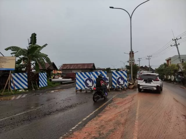 DIKELUHKAN: Proyek jembatan dari Balai Jalan Kalsel di Desa Kersik Putih dikeluhkan warga. Pembatas jalan malam hari kurang terlihat, karena minimnya penerangan.