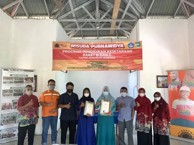 WISUDA: PKBM Kintap Cerdas binaan PT Arutmin Indonesia bekerja sama SPNF SKB Pelaihari kembali meluluskan warga didik program pendidikan kesetaraan Paket B dan Paket C. | FOTO: ARUTMIN FOR RADAR BANJARMASIN.