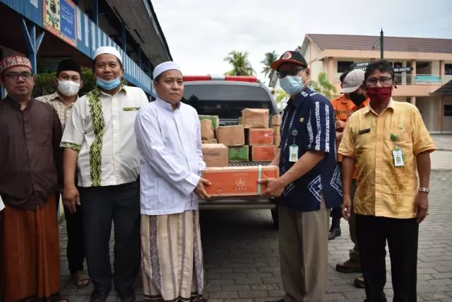 PEDULI: Penyerahan bantuan kepada Ponpes Al-Falah Putera di Banjarbaru.