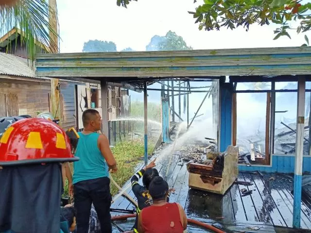 HANGUS: Para relawan saat memadamkan api yang terjadi di Desa Sungai Kupang, Kecamatan Kandangan. | FOTO SATPOL PP DAN DAMKAR KABUPATEN HSS FOR RADAR BANJARMASIN