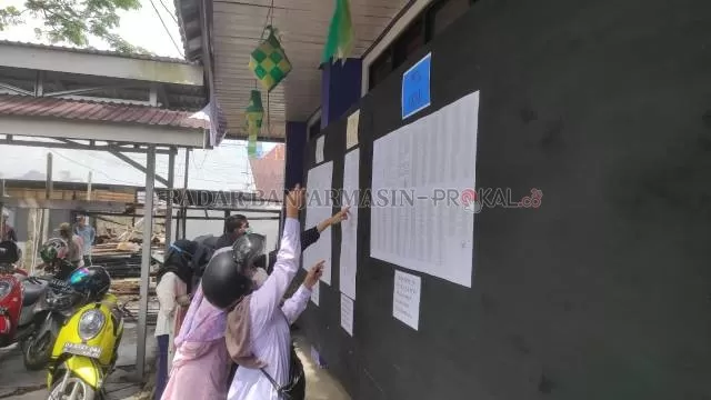 LIHAT PENGUMUMAN : Para calon pelamar CPNS dan PPPK melihat pengumuman pendaftaran di kantor BKPSDM Kabupaten HSS. | FOTO: SALAHUDIN/RADAR BANJARMASIN