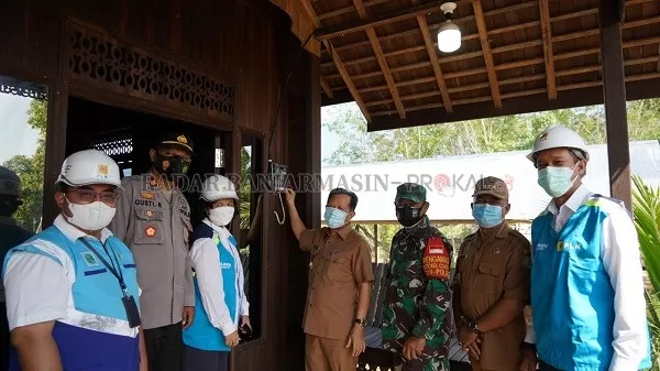 LISTRIK DESA: PLN Kalselteng bersama Pemkab Tapin menghadirkan listrik untuk warga Desa Masta Kecamatan Bakarang, Kabupaten Tapin. | FOTO: PLN FOR RADAR BANJARMASIN