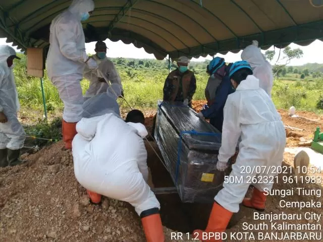 MENINGKAT TAJAM: Petugas pemulasaran jenazah Covid-19 dari Satgas Banjarbaru menguburkan sampai lima jenazah dalam sehari. Angka kasus Covid-19 di Banjarbaru melonjak tajam dalam beberapa waktu terakhir. | Foto:  BPBD Banjarbaru for Radar Banjarmasin