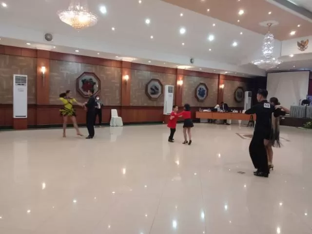 LENGGAK-LENGGOK: Penampilan para atlet dance sport Kota Banjarmasin di ajang Kejurkot Dance Sport Kota Banjarmasin 2021 di Hotel Roditha Banjarmasin, Minggu (18/7).