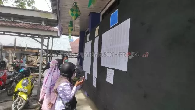 LIHAT PENGUMUMAN: Para calon pelamar CPNS dan PPPK melihat pengumuman pendaftaran di kantor BKPSDM Kabupaten HSS. | FOTO: SALAHUDIN/RADAR BANJARMASIN