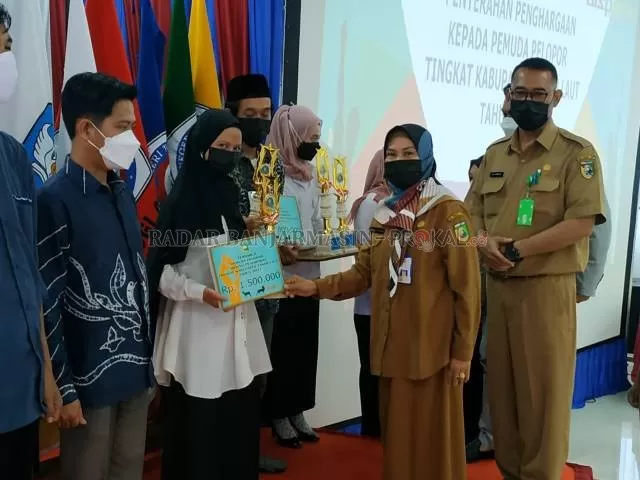 APRESIASI: Penyerahan penghargaan oleh Kabid Kepemudaan Dispora Tala Nelly Ariani. | Foto: Norsalim Yahya/Radar Banjarmasin
