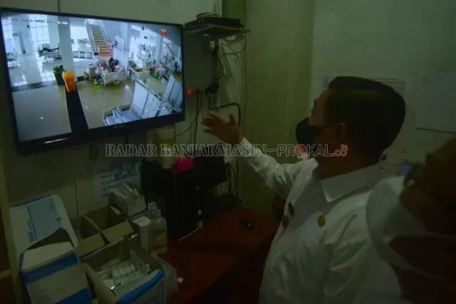 LEWAT MONITOR: Wali Kota Banjarmasin, Ibnu Sina memantau keadaan pasien covid di Rumah Sakit Sultan Suriansyah, kemarin (21/7).