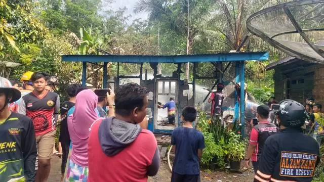 HANGUS: Relawan saat memadamkan kebakaran yang terjadi di Desa Malutu, Kecamatan Padang Batung, Rabu (21/7).