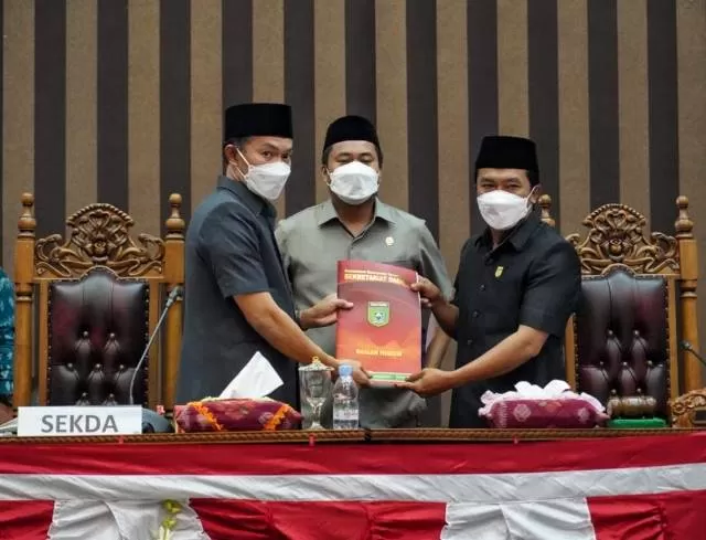 LEGISLASI: Sekda Pemkab Tanbu Ambo Sakka (kiri) menyerahkan draf Raperda kepada Wakil Ketua DPRD Tanbu Said Ismail, Kamis (22/7).