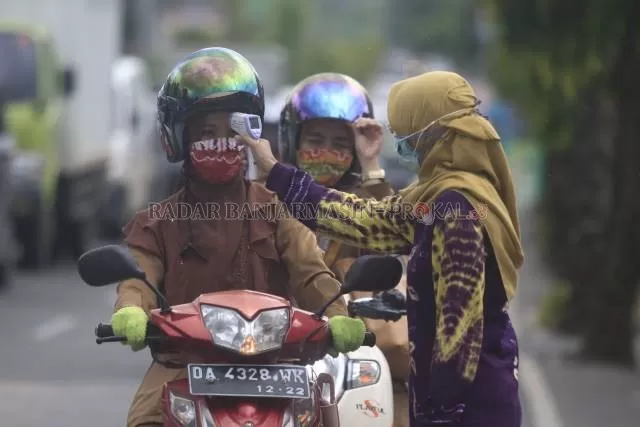 PERIKSA: Seorang pengendara diperiksa maskernya saat pembatasan PSBB lalu. Kota Banjarbaru menunggu instruksi pusat terkait penerapan PPKM.