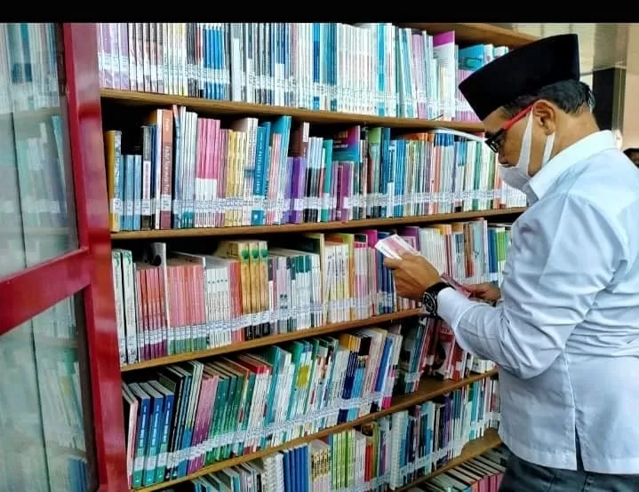 Bupati Zairullah Azhar saat meninjau perpustakaan daerah. Dia meminta pejabat yang ke luar daerah, misal ke Banjarmasin untuk membeli buku minimal satu judul