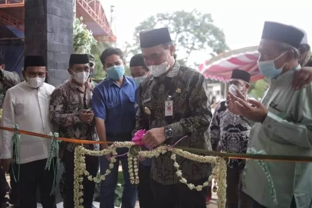 FASILITAS: Bupati Tanbu HM Zairullah Azhar meresmikan Kantor BPD Desa Wonorejo, Kecamatan Satui.