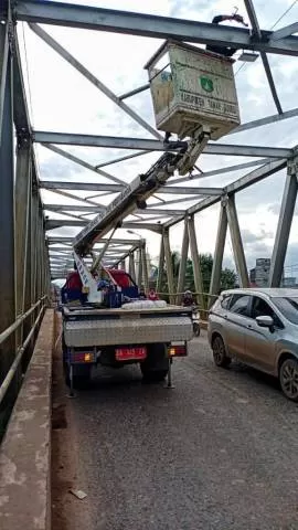 LEBIH AMAN: Dinas Perkimtan Tanah Bumbu memasang lampu penerangan jalan di semua jembatan, guna mengantisipasi kecelakaan pengendara di malam hari.