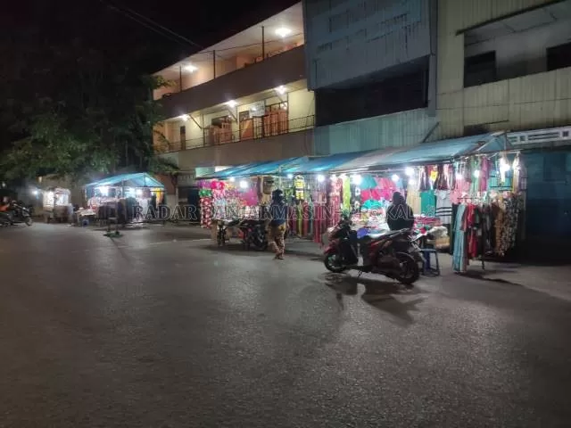 BAKAL TAMBAH SEPI: Suasana di Pasar Malam Belauran, Banjarmasin. Selama PPKM aktivitas perdagangan dan pasar juga dibatasi.