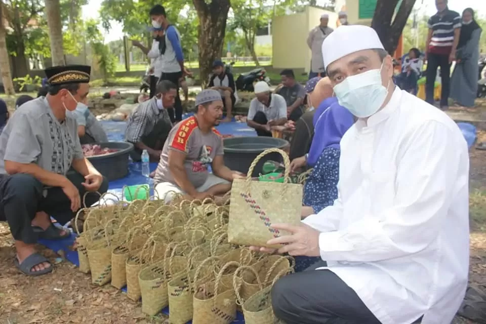 BAKUL PURUN: Darmawan Jaya Setiawan memperlihatkan Bakul Purun yang ia dibeli di Kampung Purun. Bakul Purun digunakan sebagai wadah tas untuk daging kurban.